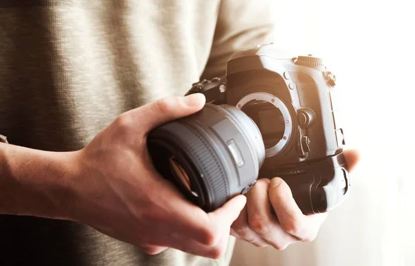 Fotograaf Veranderen Lens Dlsr Camera Geïsoleerd — Stockfoto