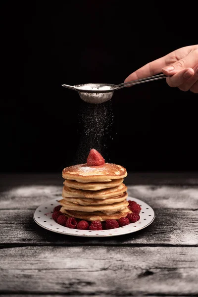 Wanita Tangan Menambahkan Gula Bubuk Pada American Pancake — Stok Foto