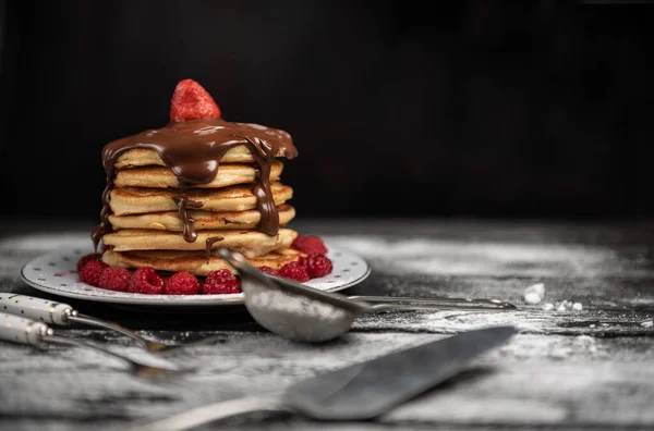 Amerikanische Pfannkuchen Isoliert Auf Dunklem Hintergrund Mit Schokoladencreme Bedeckt Und — Stockfoto