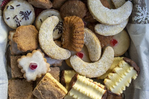 Group Delicious Sweet Christmas Cookies Table White Vanilla Rolls Gingerbread — Stock Photo, Image