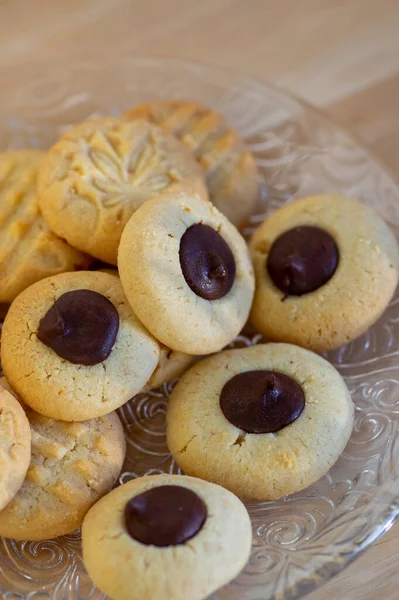 Легко Коричневе Бежеве Запечене Арахісове Печиво Наповнене Темним Шоколадом Одному — стокове фото