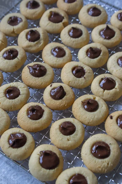 Galletas Cacahuete Horno Beige Marrón Claro Rellenas Chocolate Negro Una — Foto de Stock