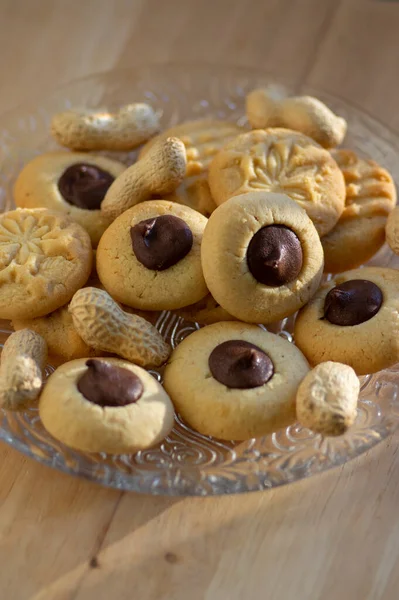 Galletas Maní Horno Beige Marrón Claro Llenas Chocolate Negro Una — Foto de Stock