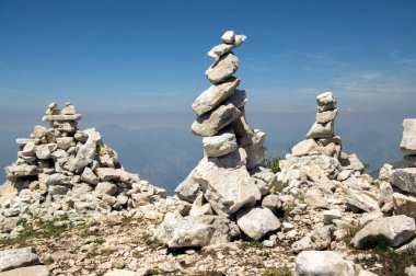 Yürüyüş yolunda beyaz taş cairns ile manzara Alta Via del Monte Baldo, tepe yolu Garda Dağları, dağ kenarı