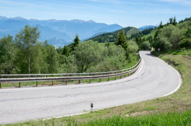 Dolomitler, İtalyan Alpleri, yol aşağı