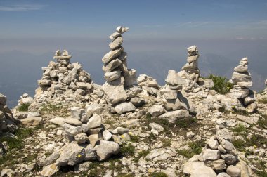 Yürüyüş yolunda beyaz taş cairns ile manzara Alta Via del Monte Baldo, tepe yolu Garda Dağları, dağ kenarı