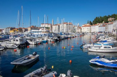 Piran, SLOVENIA - 9 Eylül 2019: Piran Slovenya 'da turizm sezonu St. Georges Katedrali ünlü kulesi ve marinası olan eski kasaba tarihi merkezi