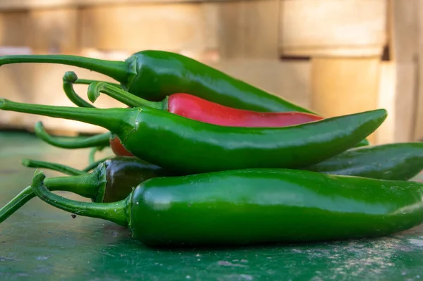 Capsicum Annuum Jalapeno Chilischoten Gruppe Grüner Und Roter Früchte Auf — Stockfoto