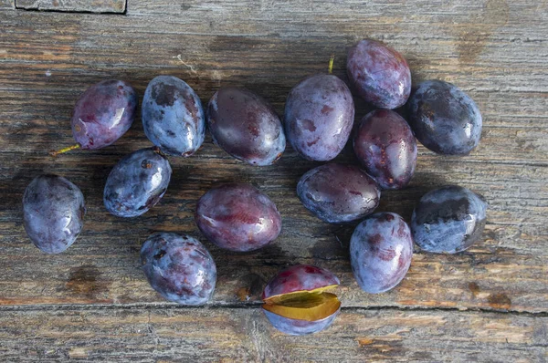 Ovoce Prunus Domestica Strom Vinobraní Dřevěného Povrchu Pozadí Denního Světla — Stock fotografie