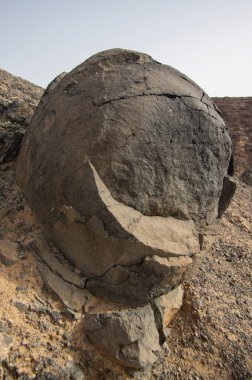 İspanya 'nın Lanzarote kentinde Papagayo Sahili yakınlarında volkanik aktivite ve erozyonla şekillenen doğal küresel bir volkanik kaya oluşumu.