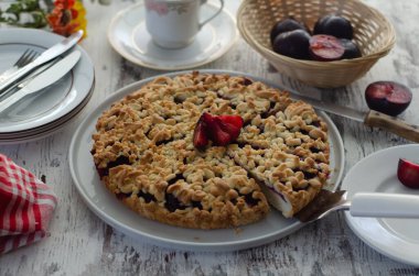 Ahşap arka planda erikli nefis ev yapımı tart.