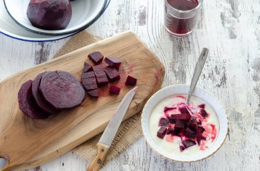 Ahşap masada kırmızı pancar ve yoğurt..