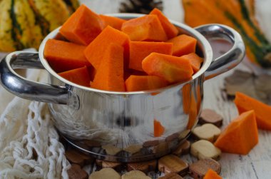 Taze balkabakları ve balkabağı dilimleri ahşap masada balkabağı tatlısı için.