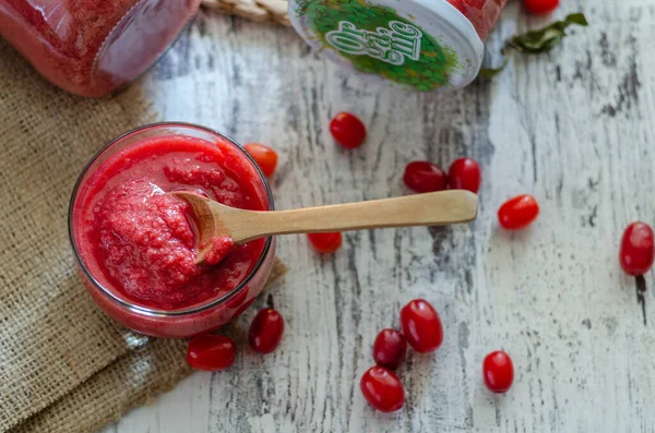 Marmelade Cranberry Dengan Buah Segar Latar Belakang Kayu Tinggi Vitamin — Stok Foto