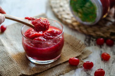 Ahşap zemin üzerinde taze meyve bulunan yabanmersini marmelatı. Yüksek miktarda vitamin, antosiyanin ve antioksidan..