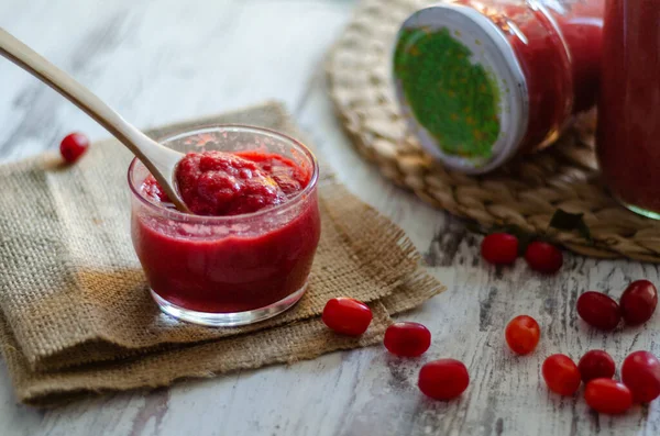 Marmelade Cranberry Dengan Buah Segar Latar Belakang Kayu Tinggi Vitamin — Stok Foto