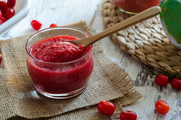 Marmelade Cranberry Dengan Buah Segar Latar Belakang Kayu Tinggi Vitamin — Stok Foto