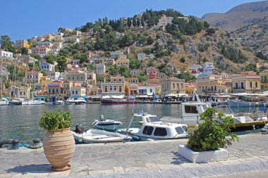 Dodecanese Yunanistan 'ın Avrupa bölgesindeki Symi adasında liman Distric