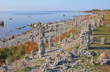 Deniz kenarındaki taş yapılar. Saaremaa, Estonya