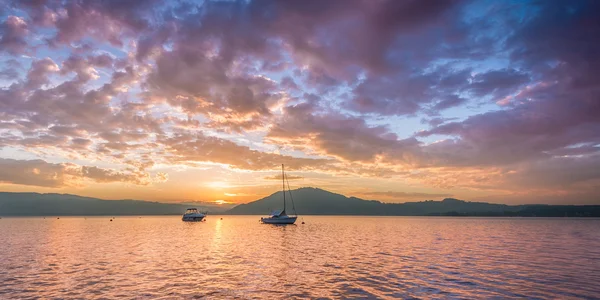 Apus de soare pe lacul Attersee — Fotografie, imagine de stoc