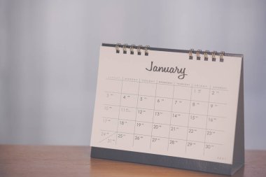 Ocak 2021 'de tahta masada kağıt takvim
