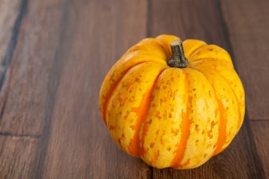 Renkli güzel balkabağı ahşap bir arka planda yatıyor