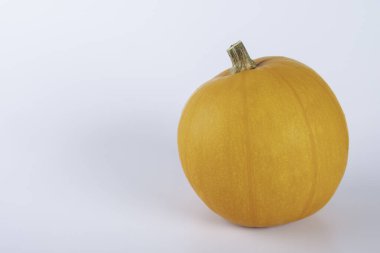 Beyaz arkaplanda sarı renkli balkabakları.