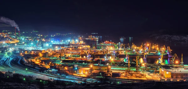 Murmansk Limanı gece lambaları vinç ve gemilerle