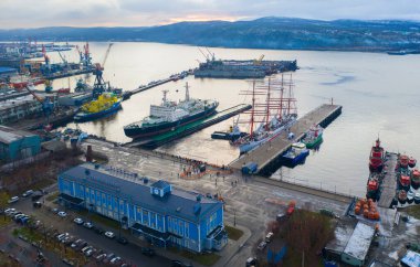 Dünyanın en büyük yelkenli gemisi Sedov ve anıt kırıcı Lenin Murmansk limanında