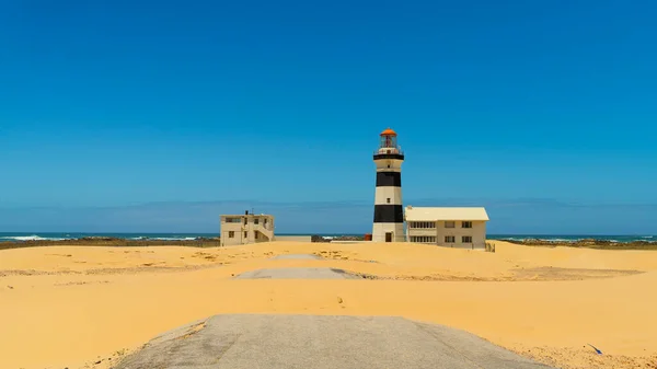 Cape Recife Deniz Feneri Port Elizabeth 'teki Algoa Körfezi' nde Sunshine Coast, Güney Afrika 'da yol üzerinde kum tepecikleri var.