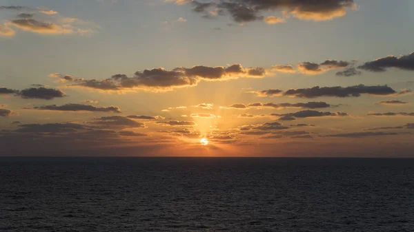 Açık okyanusta güzel bulut gün batımı 