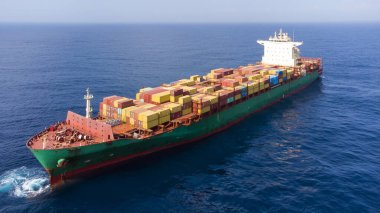 Okyanustaki konteynır gemisinin hava fotoğrafı.