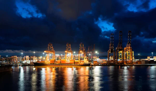 Terminalde yükleme yapan konteynır gemisinin gece boyunca çekilen fotoğrafı..