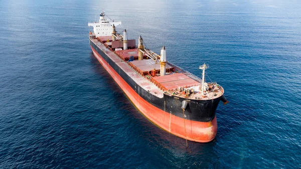 Gemiyi limana demirlediler. Hava görüntüleme drone fotoğrafı