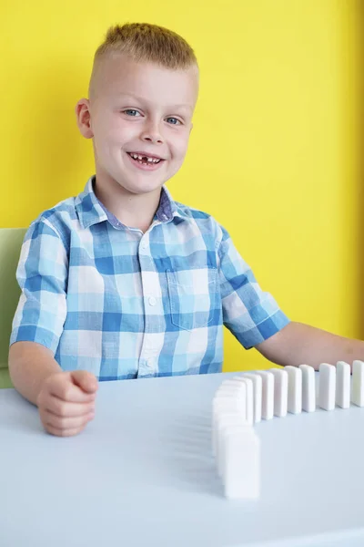 Söt Pojke Ler Utan Tänder Spelar Domino Högkvalitativt Foto — Stockfoto