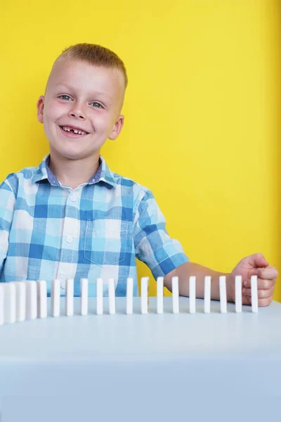 Söt Pojke Ler Utan Tänder Spelar Domino Högkvalitativt Foto — Stockfoto