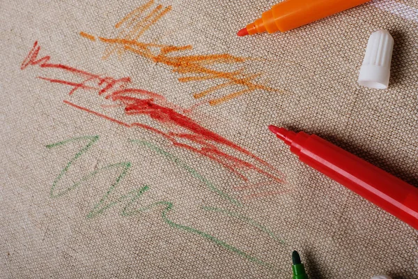 Kanepeye renkli kalemlerle kumaş çizilmiş. Mobilya kumaşı. Temizlik konsepti. Yüksek kalite fotoğraf