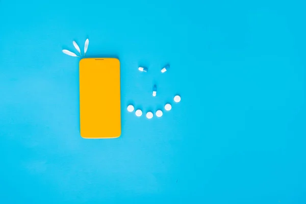 Телефон Таблетки Синем Фоне Безопасное Лечение Самоизоляция Высокое Качество Фото — стоковое фото