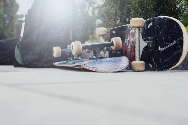 Longboards Auf Dem Kopf Und Ein Rucksack Hochwertiges Foto — Stockfoto