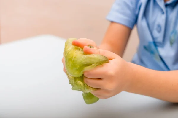 Das Kind, das mit Schleim spielt — Stockfoto