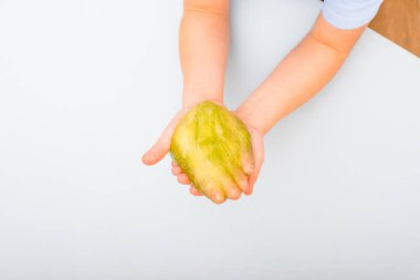 Bir sümükle oynayan çocuk. Mavi bir arka planda. en üstteki görünüm