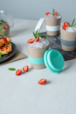 Yeniden kullanılabilir bir bardakta soğuk içecek.