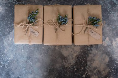 Sıfır atık hediye kutusu. Kraft kağıdına sarılmış çevre dostu hediye paketi. Minimalist hediye paketi tarzı. Üst Manzara. Yüksek kalite fotoğraf