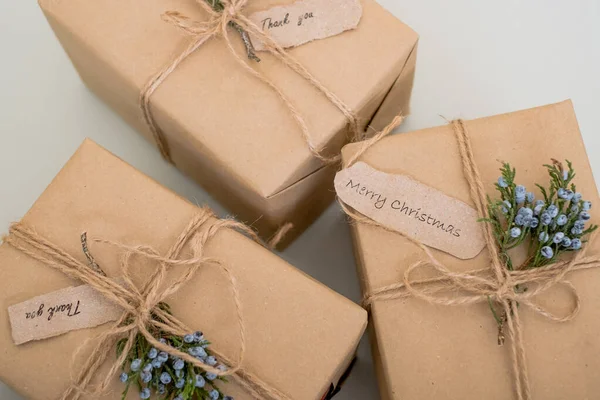 圣诞节零浪费 环保包装的牛皮纸礼物 简约主义 顶视图 高质量的照片 — 图库照片
