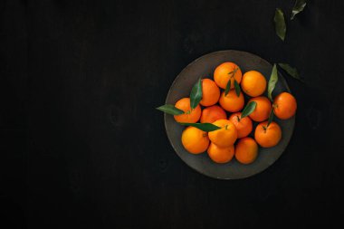 Ahşap bir masada bir tabak mandalina. Güzel manzara. Noel havası. Yüksek kalite fotoğraf