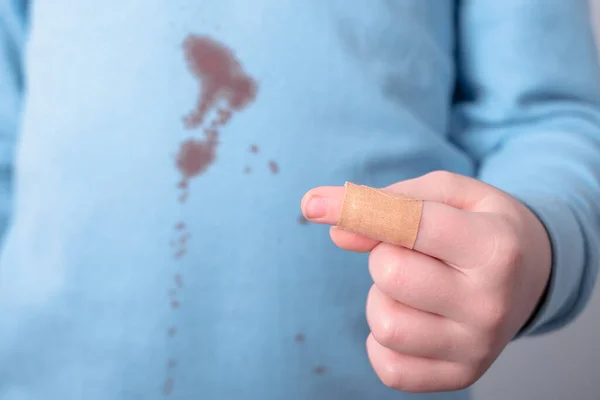 Nahaufnahme Eines Kleinen Fingers Mit Klebepflaster Schmutzige Blutflecken Auf Dem — Stockfoto