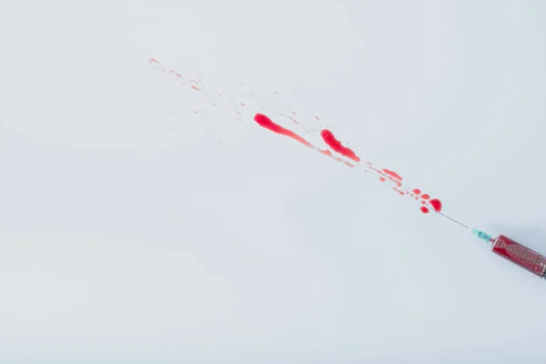 Salpicadura Sangre Una Jeringa Sobre Fondo Azul Foto Alta Calidad — Foto de Stock