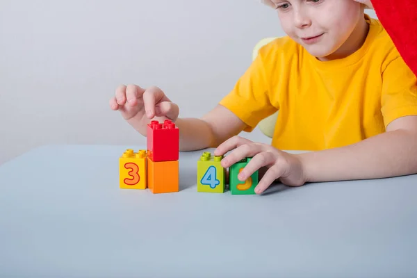 Bambino Che Gioca Con Cubi Con Numeri Sul Tavolo — Foto Stock