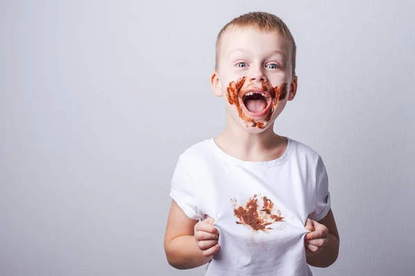 Mancha Chocolate Roupas Brancas Bebê Foto Alta Qualidade — Fotografia de Stock