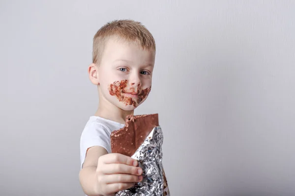 Menino Chateado Roupas Sujas Segurando Uma Barra Chocolate Conceito Limpeza — Fotografia de Stock